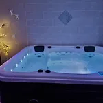 Avec Jacuzzi , Terrasse Amenagée Et Wifi à Bed & Breakfast Westrehem