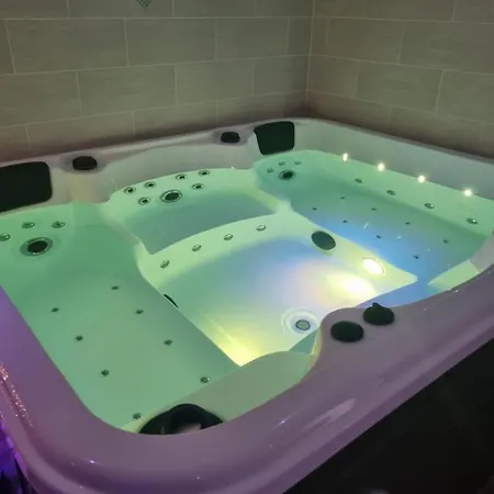 Avec Jacuzzi , Terrasse Amenagee Et Wifi A