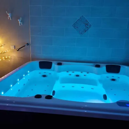 Alojamento de Acomodação e Pequeno-almoço Avec Jacuzzi , Terrasse Amenagée Et Wifi à