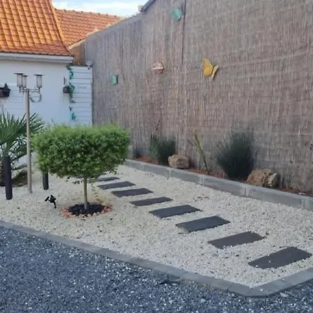 Avec Jacuzzi , Terrasse Amenagee Et Wifi A לינה וארוחת בוקר